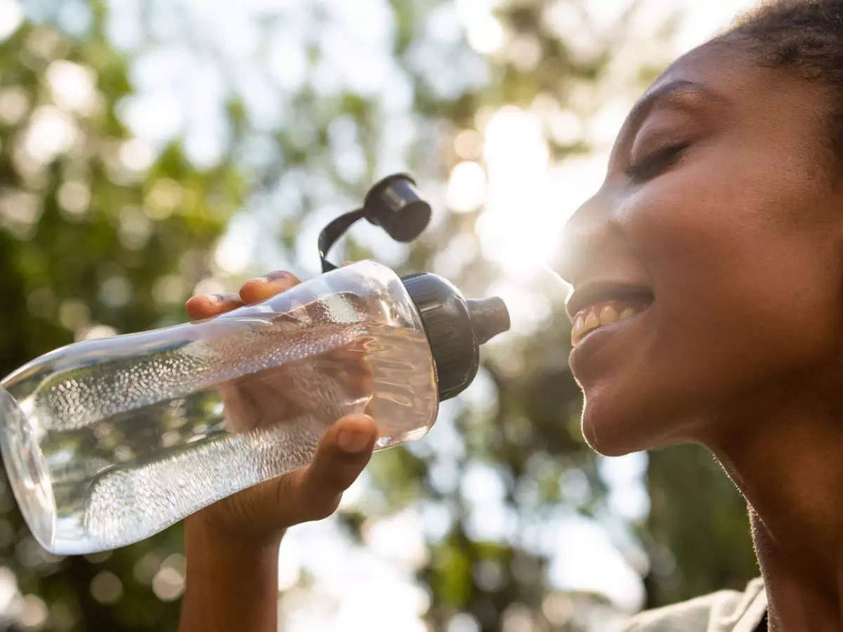 Go green and stay hydrated! Learn the benefits of using a reusable water bottle and join the eco-friendly movement. Make a positive impact on the environment and your health today.