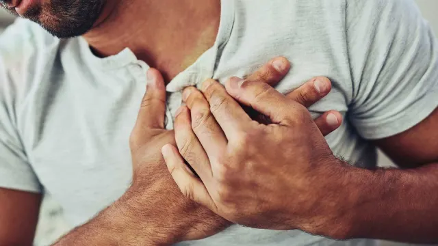 Discover the key signs of a heart attack in men. Understanding these symptoms is vital for early intervention and improved outcomes. Learn what to look for and how to respond quickly to protect men's heart health.